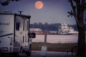 Moon rise on the Mississippi River Moon rise on the Mississippi River